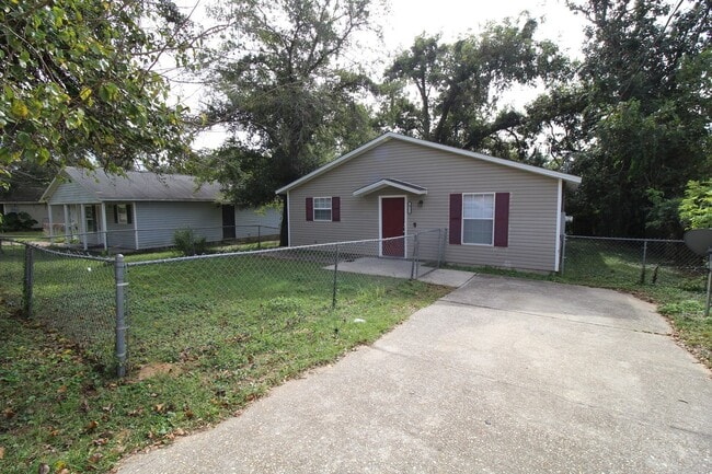 Primary Photo - Remodeled 3BR/1BA Home – Fresh Paint, Upda...