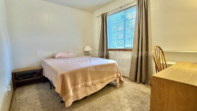 Building Photo - 1902 W Hampson Ave