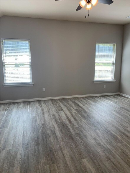 Building Photo - 805 Oakmont Dr