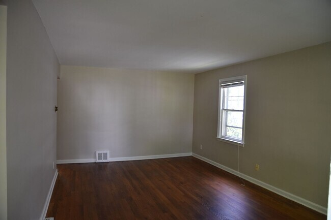 Building Photo - 3 Bedroom Home in Clintonville!
