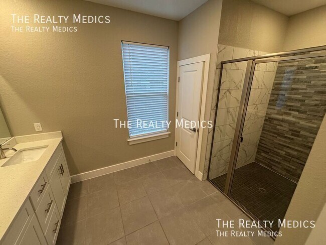 Building Photo - 119 Lily Ln