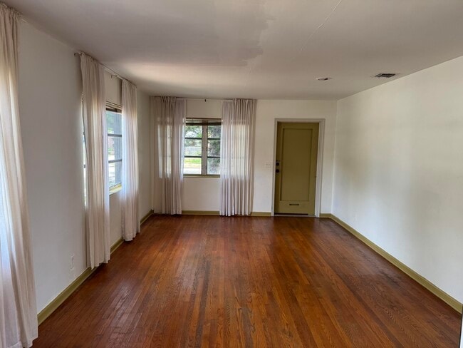 Building Photo - 2919 Poinsettia Ave