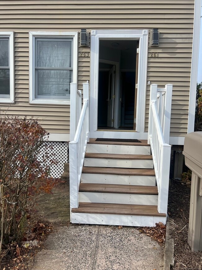Building Photo - 261 S Cherry St