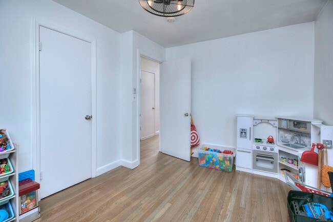 Building Photo - 545 Old Stratfield Rd