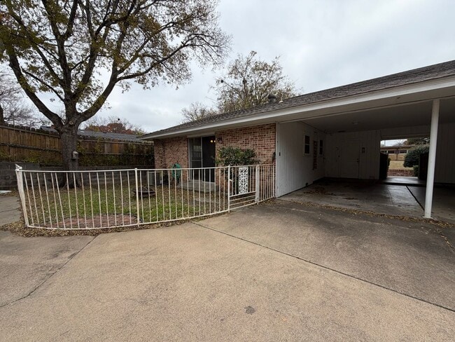 Building Photo - AVAILABLE NOW 2 BEDROOM 2 BATH DUPLEX IN TCU AREA