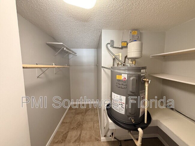 Building Photo - 131 W Perry Ln