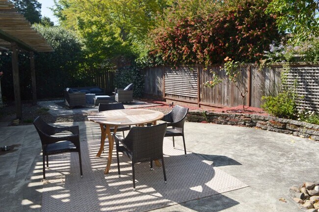 Building Photo - Beautiful Single Story Home With Great Roo...