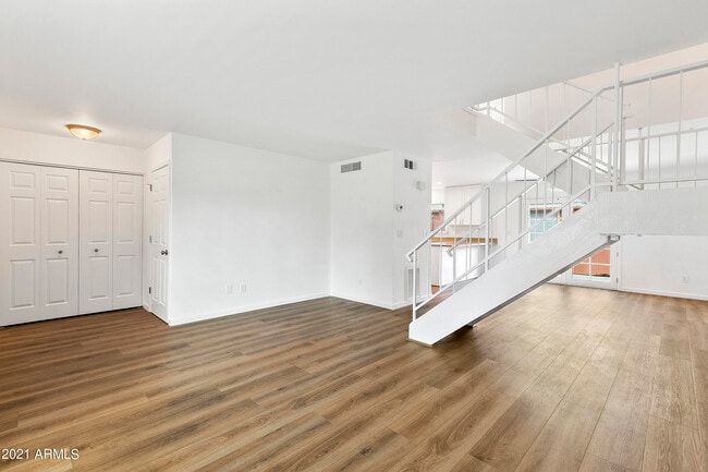 Building Photo - 2954 E Clarendon Ave