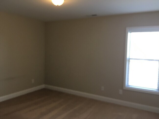 Building Photo - Fenced Back Yard, Screened Back Patio, Lexington Plantation!