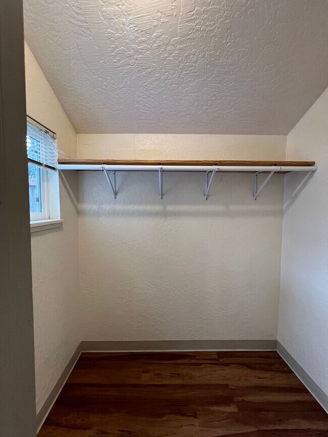 Building Photo - 1038wa