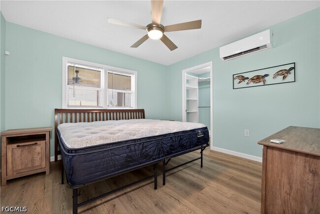 Building Photo - 3864 Royal Palm Dr