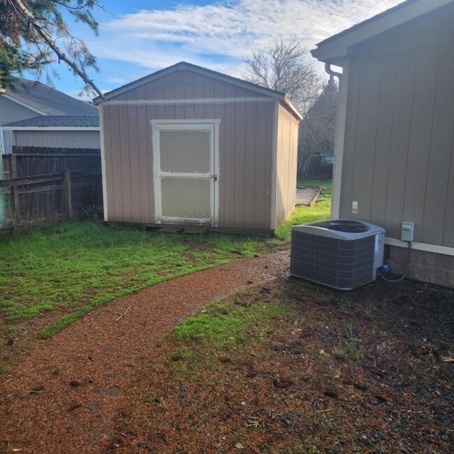 Building Photo - 1015 Doneen Ln