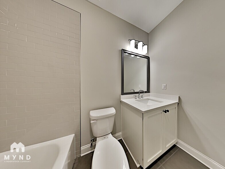 Building Photo - 576 Broadview Pl NE