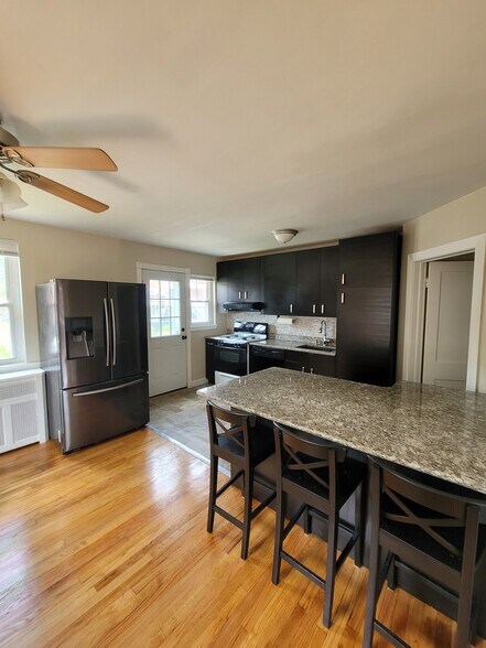 Building Photo - 1722 Red Oak Rd