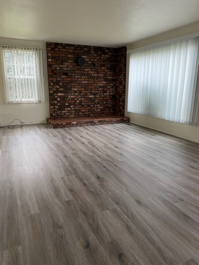 Building Photo - Great Shadle Home