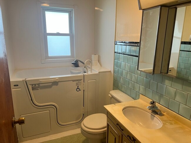 Building Photo - 1600 Lincoln St