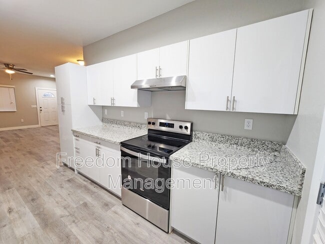 Building Photo - 1111 Sixshooter Ave