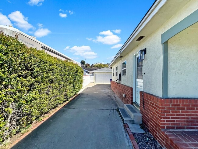 Building Photo - Gorgeous 3B/2BA house w/ Large Backyard, A...