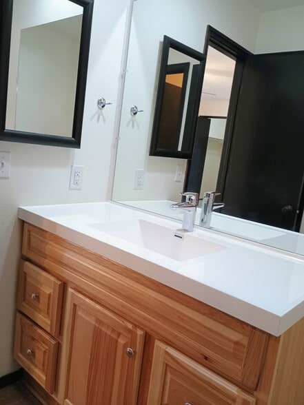 Master bath - 10360 E Jewell Ave