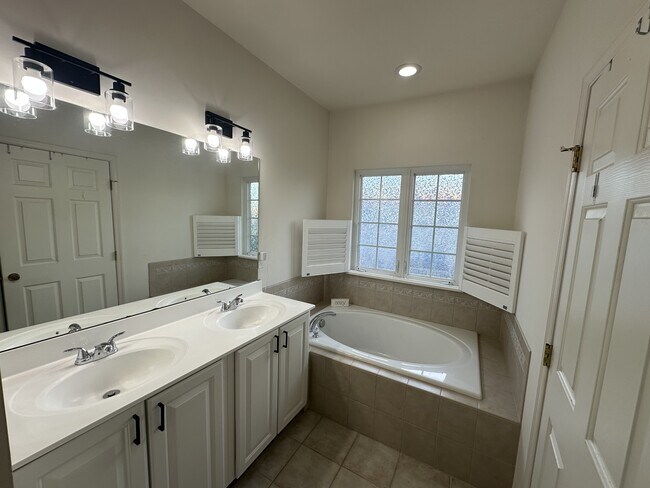 Building Photo - 2207 Potomac Club Pkwy