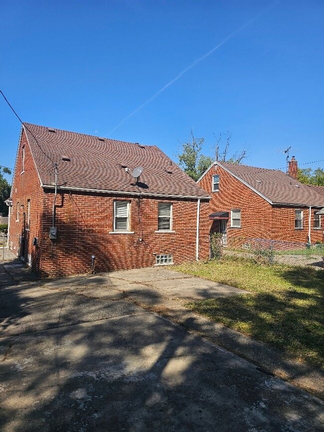 Building Photo - 19346 Revere St