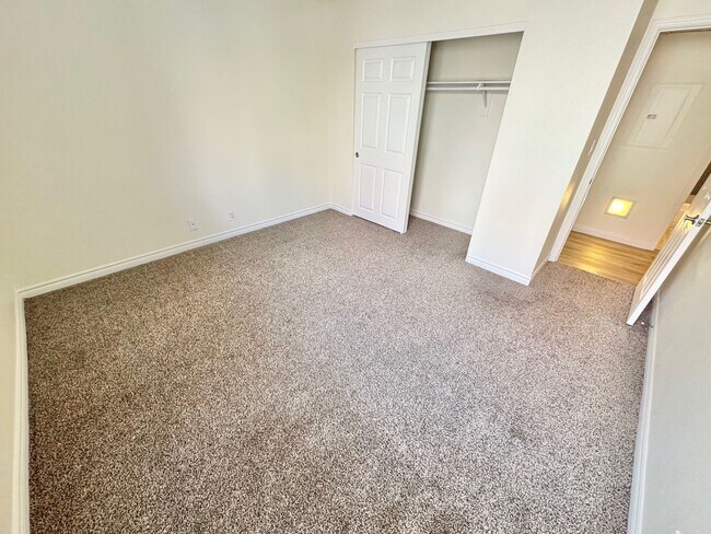 Building Photo - Stylish condo with new upgrades, tennis courts, and pool access