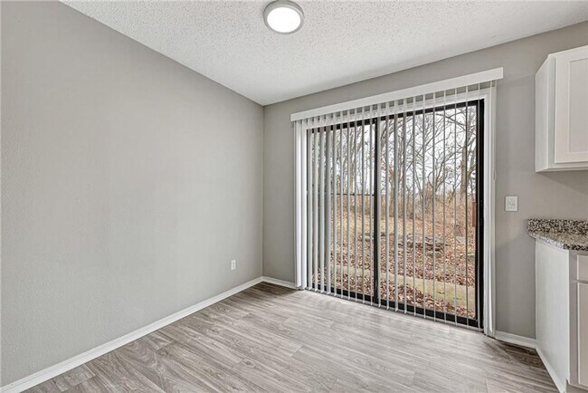 Building Photo - Updated 2 Bed 2 Bath Townhome located in East Fayetteville. Pool access included!