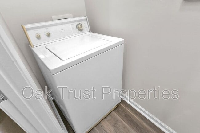 Building Photo - 100 Bucksley Ln