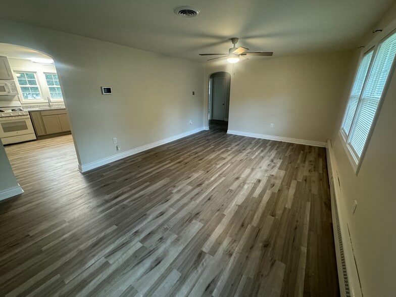 Building Photo - 96 N Halsey Rd