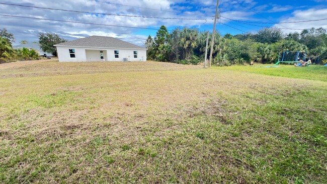 Building Photo - Available NOW! Adorable 4 Bedroom, 2 Bathr...