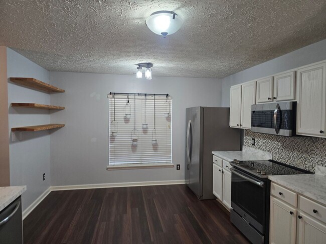 Building Photo - Super Adorable End-Unit Townhome in RTP with Designer Flair!