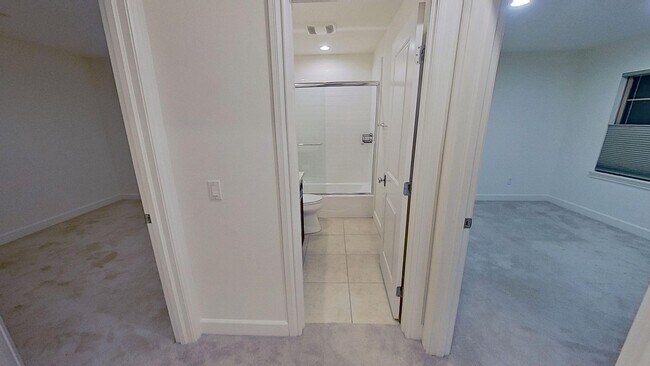 Building Photo - Gorgeous 3 Bedroom 2.5 Bath Townhome