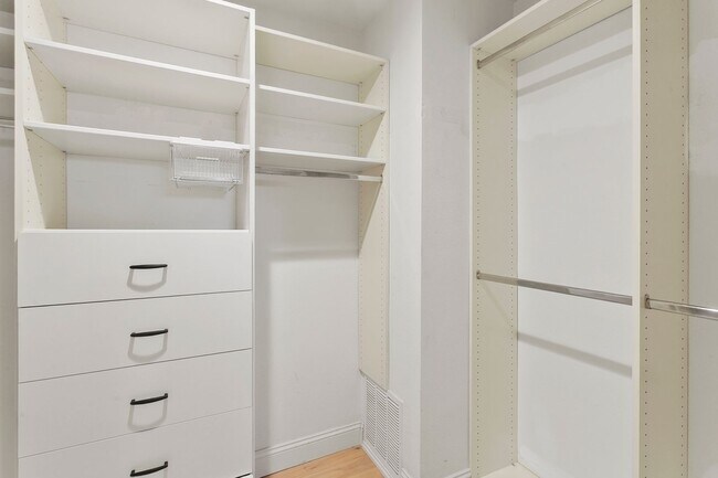 Building Photo - Remodeled Huntington Home!