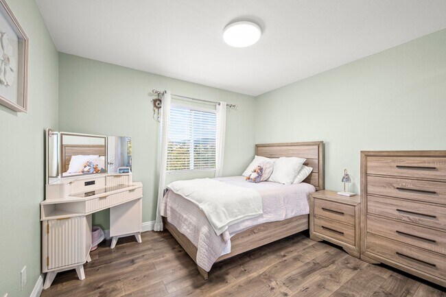 Building Photo - Gorgeous Eastlake Townhome!