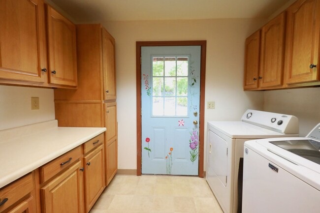 Building Photo - Spacious Custom Home, Most Utilities Included!