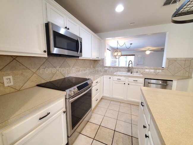 Building Photo - 555 Planters Pass