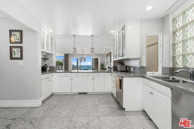 Building Photo - 11834 Pacific Coast Hwy