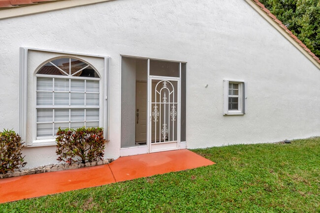 Building Photo - 6129 Heliconia Rd
