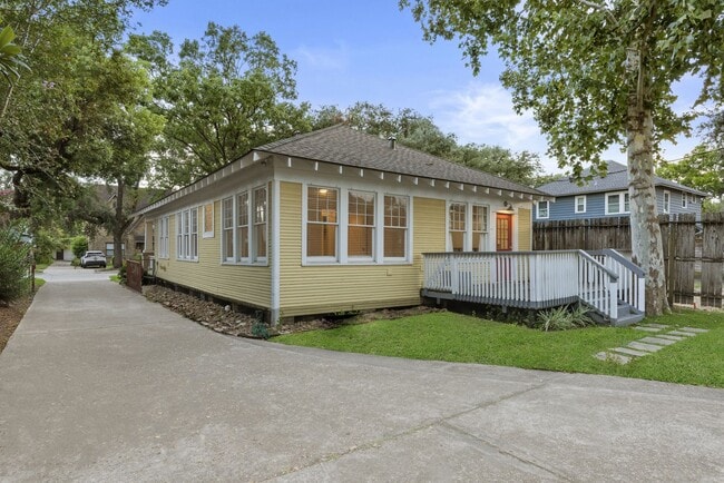 Building Photo - Montrose Gem: 2-Bed Bungalow