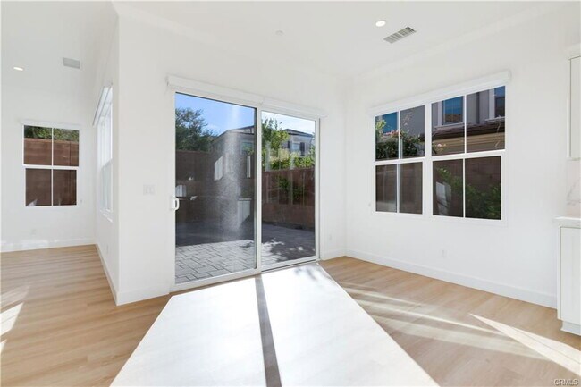 Building Photo - 86 Henson