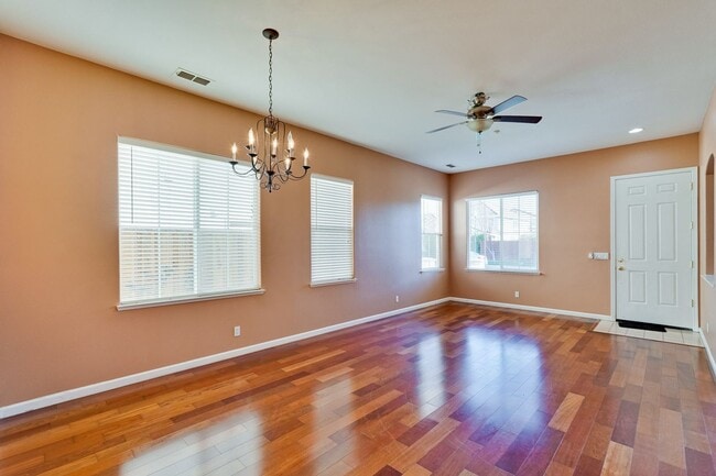 Building Photo - Spacious 3 Bedroom, 2 Bathroom Home with D...