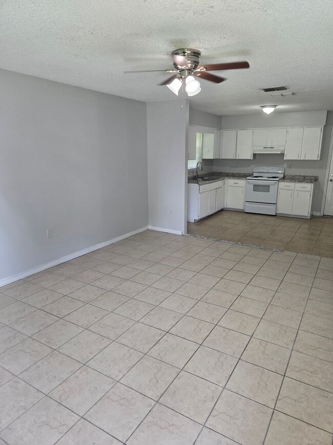 Building Photo - 2 BED / 1 BATH DUPLEX