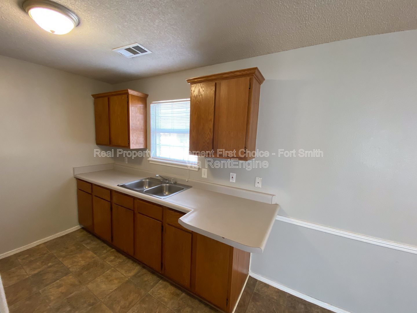 Building Photo - 1911 Whippoorwill Dr