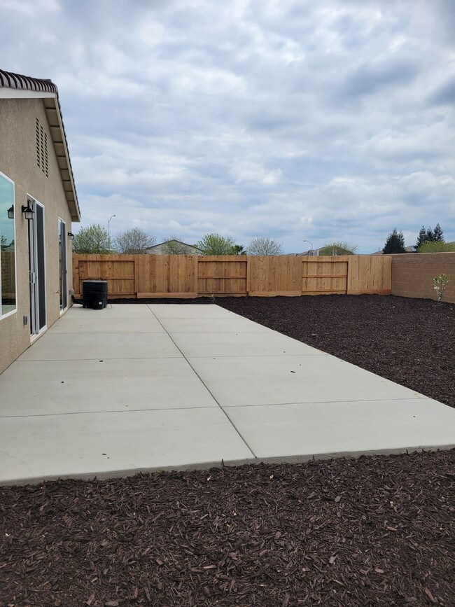 Building Photo - Modern Three Bedroom Home Near UC Merced!