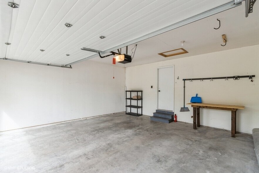 2 Car Garage - 2762 Irving Ave