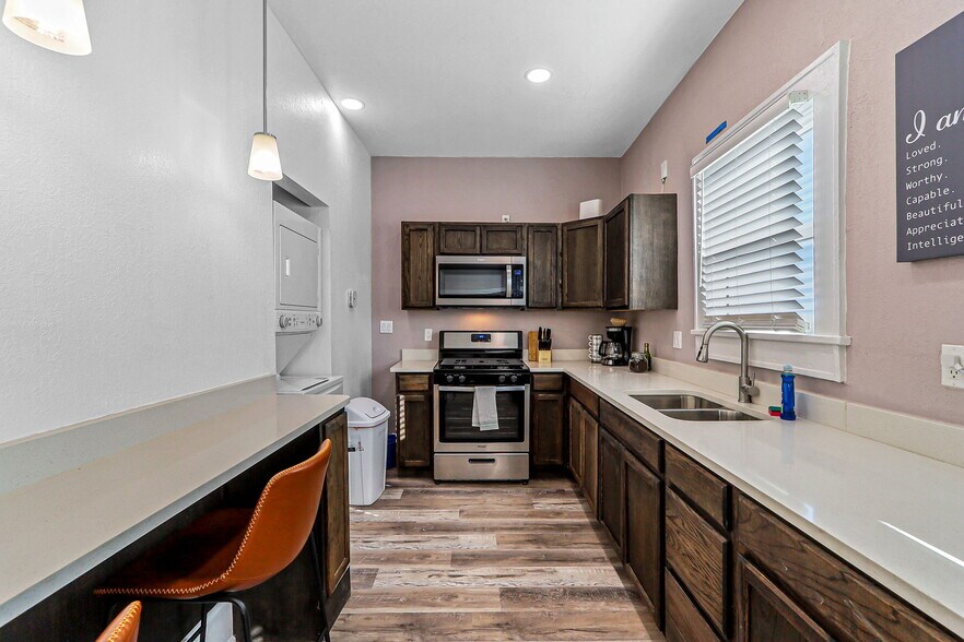 Full Kitchen - 1806 Arizona Ave