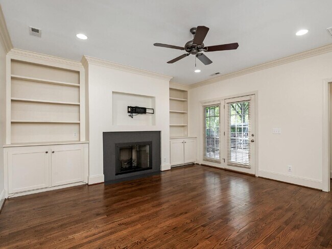 Building Photo - Super cute bungalow in Chantilly with rocking chair front porch!