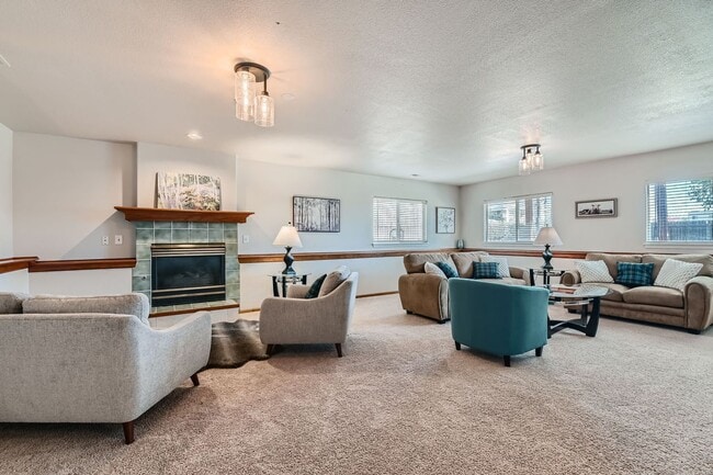 Building Photo - Stunning 4 BDR Fully Furnished Home in Broomfield