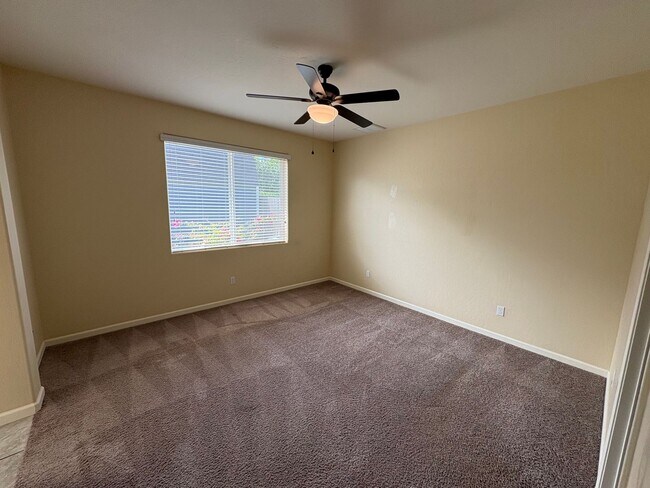 Building Photo - SE Visalia home Available Now!