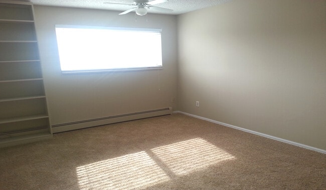 Building Photo - 4150 Monroe Dr